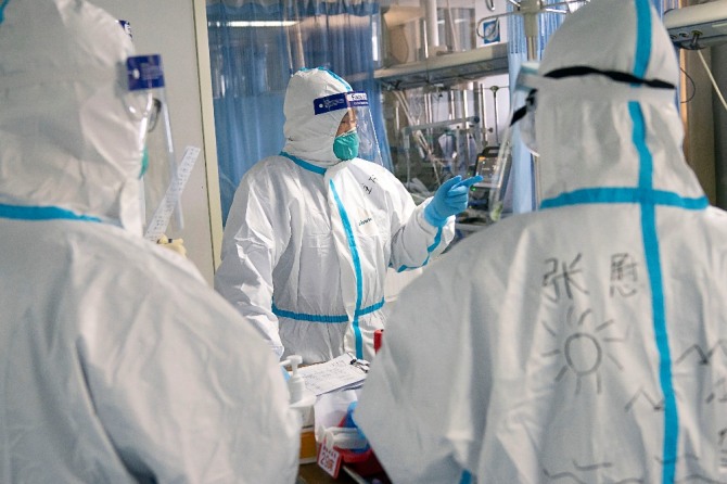 중국 후베이성 우한시에 위치한 우한대학 중난 병원 중환자실에서 지난 24일 의료진들이 코로나 바이러스 환자를 치료하고 있다. 사진=뉴시스