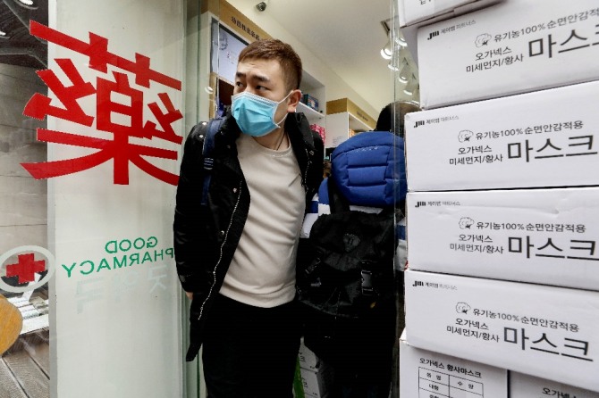 신종 코로나바이러스 감염증(우한 폐렴)이 확산 중인 28일 오후 서울 중구 명동의 한 약국에서 관광객들이 마스크를 구매하고 있다. 사진=뉴시스