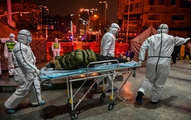 중국 ‘우한폐렴’이 비교적 안전하다던 어린이들의 감염사례가 늘어나면서 긴장을 더하고 있다. 사진은 중국 우한 시에서 ‘우한폐렴’에 감염된 환자를 옮기고 있는 의료진의 모습.