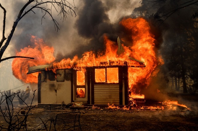 지난 23일 호주 뉴사우스웨일스주 산불로, 분다눈 인근 주택이 불에 타고 있다. 사진=뉴시스