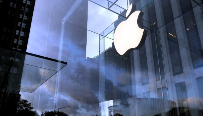 뉴욕 맨해튼 5번가에 위치한 애플스토어 입구에 애플 로고가 선명하게 걸려 있다.