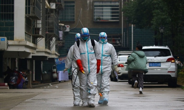 중국 장시성 루이창에서 신종 코로나바이러스 발생 후, 보호복을 입은 중국 보건당국 직원들이 주택가를 소독하고 있다.사진=로이터