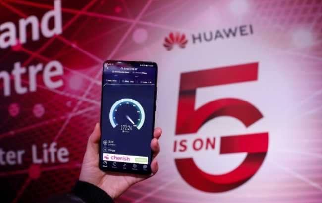 영국정부는 28일(현지시간) 차세대 통신규격 5G 통신장비에 대해 중국 화웨이 기기를 일부 용인하겠다고 밝혔다.