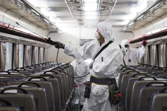 한국철도(코레일) 관계자들이 28일 오후 대전조차장역에서 신종 코로나바이러스 확산 방지를 위해 무궁화호 내부를 소독하고 있다. 사진=한국철도 
