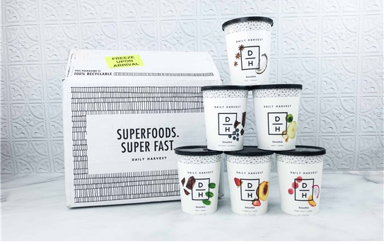 데일리 하베스트의 스무디 박스 및 컵 디자인(Daily Harvest사의 홈페이지 갈무리)