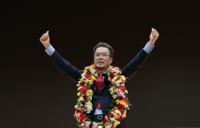 이성희 회장이 1월 31일 농협중앙회장 선거에서 당선된 후 승리의 포즈를 취하고 있다. 사진=농협중앙회