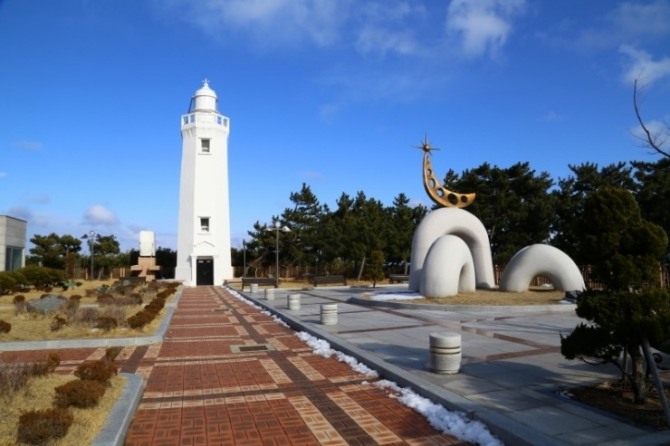 경북 울진의 죽변등대는 멋과 맛을 아는 겨울바다의 파수꾼이다. 사진=굴진관광 블로그 캡처