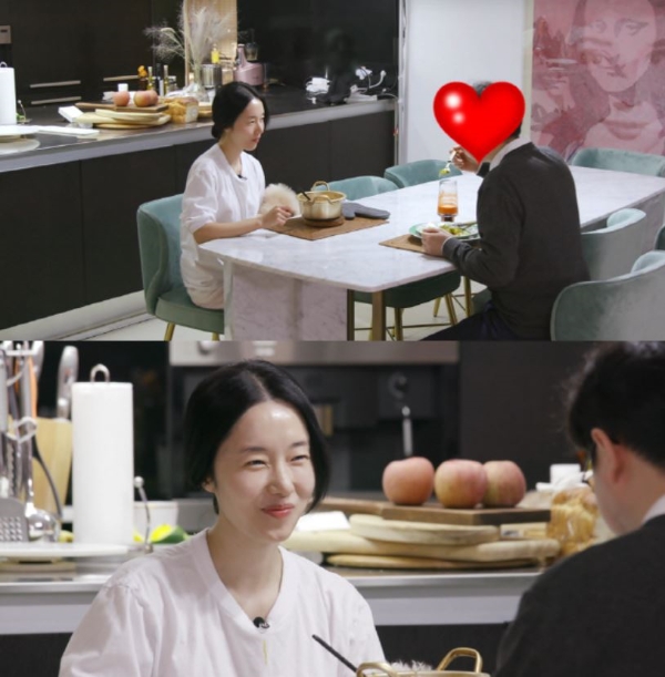 배우 이정현이 KBS2 '신상출시 편스토랑'(이하 '편스토랑')에 출연해 남편을 위해 맛있는 요리를 만드는 사랑스런 아내의 모습을 선보였다. 사신=KBS방송캡처