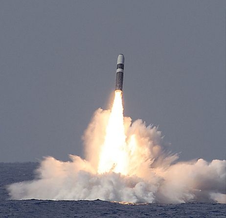 미 해군 트라이던트-II 미사일이 발사되고 있다. 이 미사일에는 폭발력 470kt 혹은 100kt인 탄두가 장착된다. 사진=미해군