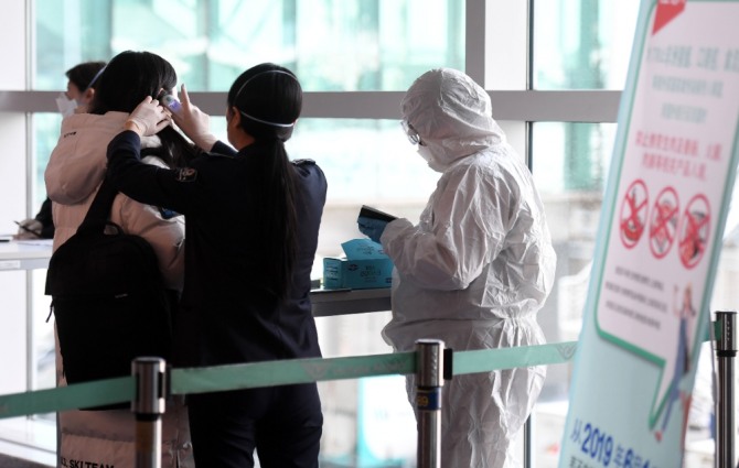 신종 코로나바이러스 감염증 확산이 우려되는 가운데 2020년 지난 1월 29일 인천국제공항 제1터미널 입국장에서 중국 텐진발 입국한 사람들이 검역을 받고 있다.사진=연합뉴스