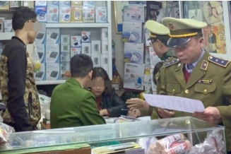 베트남 경찰이 신종 코로나바이러스 감염증인 우한 폐렴을 계기로 마스크 판매로 폭리를 취하고 있는 약국을 긴급 단속하고 있다.