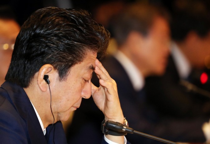 아베 신조 일본 총리가 지난해 11월 태국 방콕의 임팩트 포럼에서 열린 제22차 아세안+3 정상회의에 참석해 문재인 대통령 발언을 듣고 있다. 사진=뉴시스