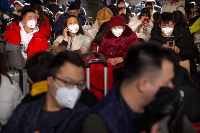 지난 1월 21일 중국 베이징 기차역에서 승객들이 마스크를 쓰고 열차를 기다리고 있다. 사진=뉴시스