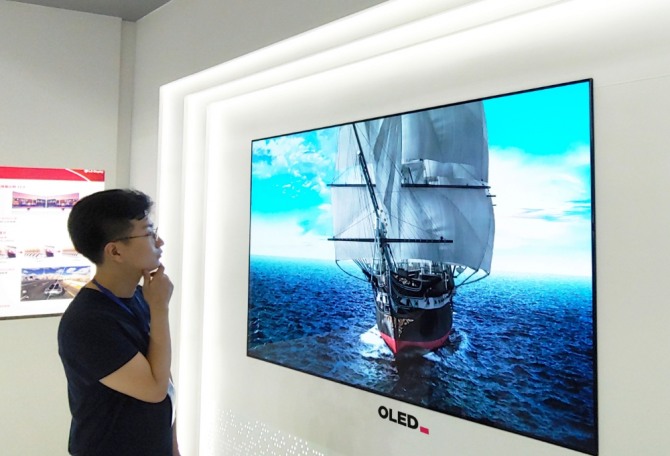 LG디스플레이 직원이 OLED TV를 시청하고 있다. 사진=LG디스플레이 제공