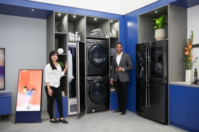 삼성전자 모델이 북미 최대 규모 주방·욕실 관련 전시회 'KBIS 2020'에서  프리미엄 세탁기·건조기와 패밀리허브 냉장고 등으로 구성된  ‘커넥티드 리빙존’에서 차별화된 AI·IoT가전을 소개하고 있다. 사진=삼성전자 제공