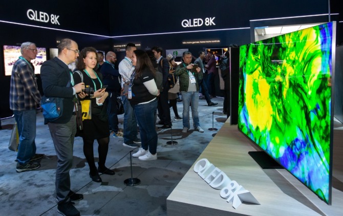 관람객들이 지난달 미국 라스베이거스에서 열린 세계 최대 전자 전시회 CES 2020에서 삼성전자 전시관을 방문해 삼성 QLED 8K의 생생한 화질을 감상하고 있다. 사진=삼성전자 제공