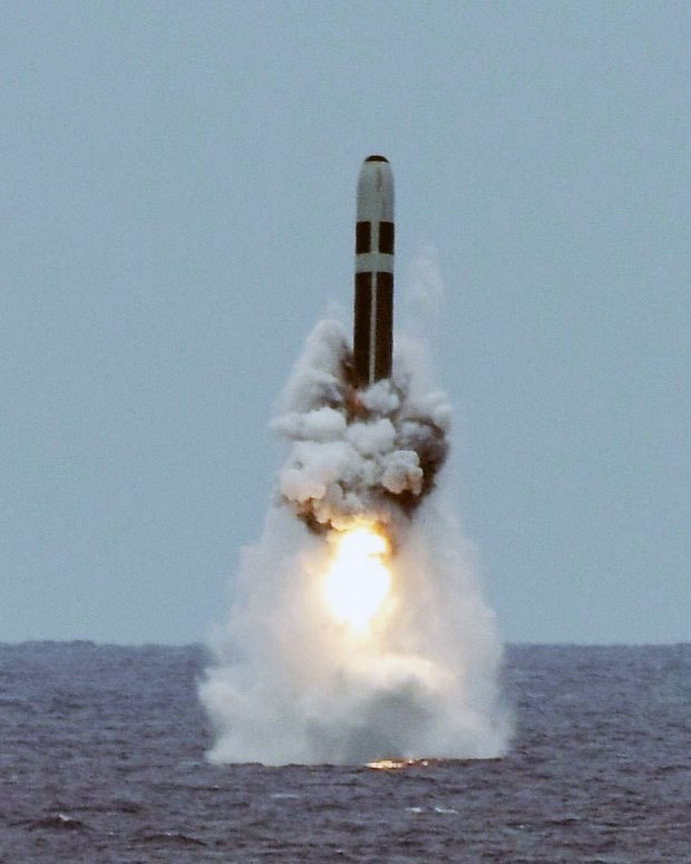 다탄두 잠수함발사탄도미사일(SLBM) 트라이던트-II가 발사되고 있다.사진=CSIS미사일위협
