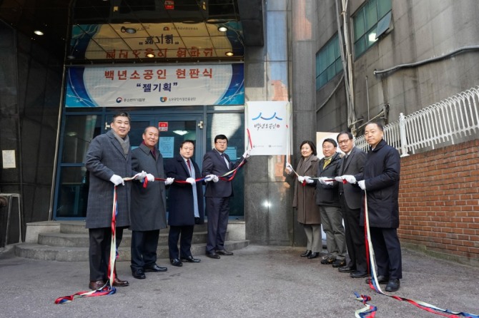 지난 5일 박영선(오른쪽 4번째) 중소벤처기업부 장관이 백년소공인에 선정된 서울 중구 인쇄업체 '젤기획'을 방문해 주요 참석자들과 함께 백년소공인 지정 현판식을 갖고 있다. 사진=중소벤처기업부