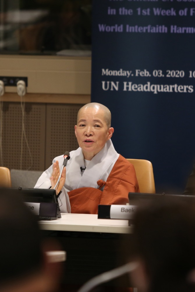 UN본부에서 열린 '산상수훈 시사회'에서 대해 스님이 인사말을 하고 있다.
