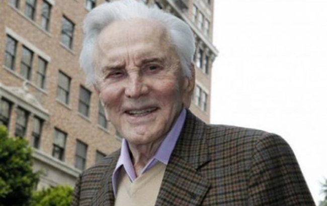 지난 5일 103세의 나이로 사망한 할리우드 전설 커크 더글러스가 유산 6100만 달러(약 738억 원)를 자선단체에 기부했다.