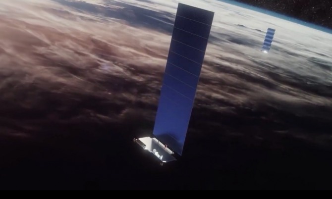 미국 우주기업 스페이스X가 지구 궤도에 쏘아 올리고 있는 패널 모양의 소형 통신위성 스타링크. 사진=스타링크