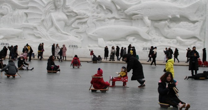 강원 화천산천어축제 개막 첫날인 27일 오후 축제장을 찾은 관광객들이 얼음썰매를 즐기고 있다. 사진=뉴시스