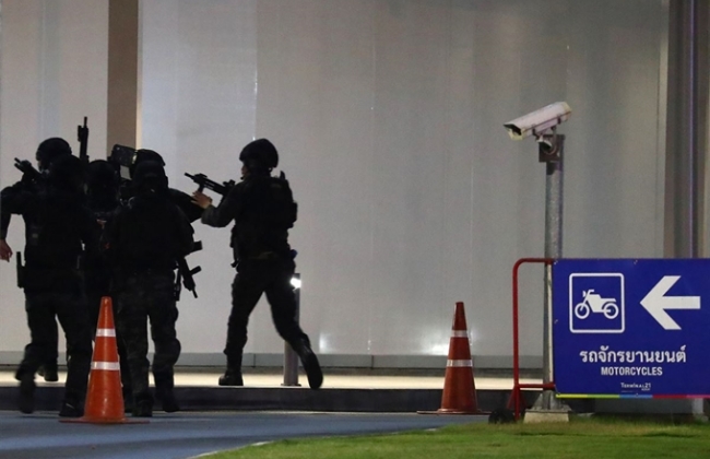 태국 보안군이 9일 도주한 총격 용의자를 뒤쫓아 나콘랏차시마의 쇼핑몰 터미널21로 진입하고 있다.