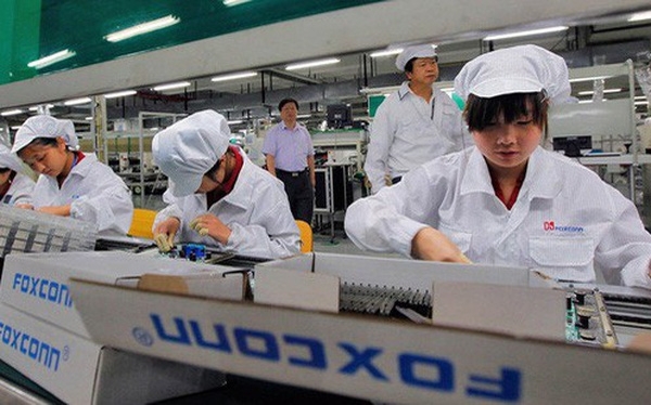 중국내 코로나19창궐로 인한 협력사 폭스콘의 공장 폐쇄로 애플 아이폰 공급지연이 4월까지 이어질 것으로 알려졌다. 사진은 폭스콘 공장의 제품 조립작업 모습. 사진=글로벌이코노믹DB