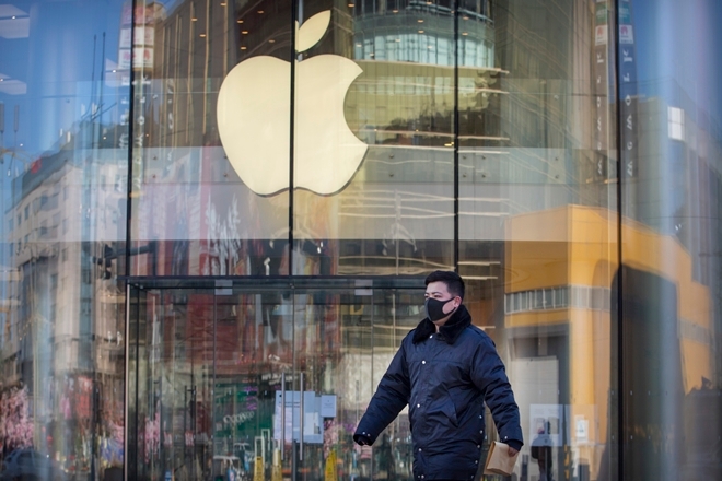 중국 베이징의 애플 매장이 문을 닫은 가운데 마스크를 쓴 한 남성이 8일 그 앞을 지나고 있다.  애플은 신종 코로나바이러스 감염증(우한 폐렴) 발생으로 중국 내 모든 매장을 잠정  폐쇄한다고 밝힌 바 있다.  사진=뉴시스
