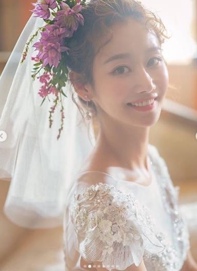 그룹 '크레용팝' 금미(33)가 9일 동갑내기 사업가와 오는 23일 결혼한다고 전했다. 사진=로자스포사 SNS 캡처 