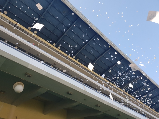 민주노총이 주최한 전국노동자대회의 참석자들이 8일 경기도 과천시 서울경마공원 내 관람대에서 전단지를 밖으로 던지고 있다. 사진=한국마사회 