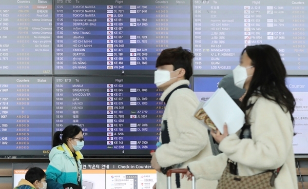 신종 코로나바이러스 확산세가 수그러지지 않고 있다. 사진은 인천공항에서 마스크를 쓰고 다니는 시민들. 출처=뉴시스