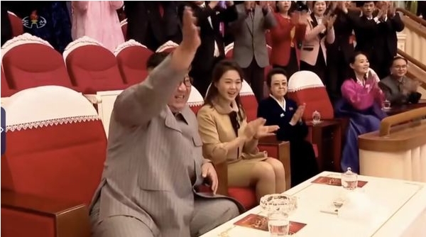 김정은 위원장과 아내 리설주 씨와 김경희 씨가 최근 나란히 앉아 삼지연 극장에서 공연을 관람하고 있다.