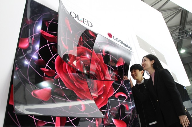 LG디스플레이는 올해 중국 OLED 팹의 본격 양산과 P-OLED 사업의 거래선 확대로 실적 개선을 이룰 수 있을 것으로 전망한다.  사진=글로벌이코노믹DB