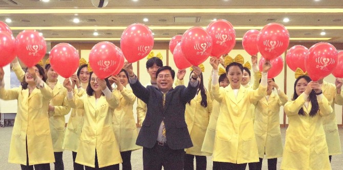 유두석 전남 장성 군수는 지난 달 29일 손병석 한국철도공사 사장으로부터 릴레이 바통을 이어받아 ‘닥터헬기 소생 캠페인’에 참여했다. /전남 장성군=제공