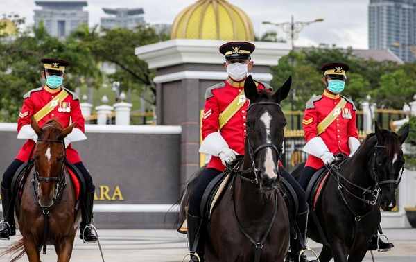 말레이시아 왕국의 근위병들이 말위에서 마스크를 쓴 채 궁궐 주변을 경호하고 있는 모습. 사진=로이터)