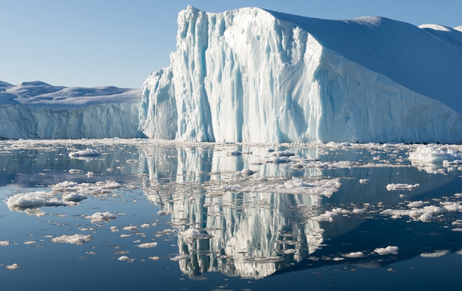이상고온으로 녹아서 바다로 흘러내리고 있는 남극의 빙하.