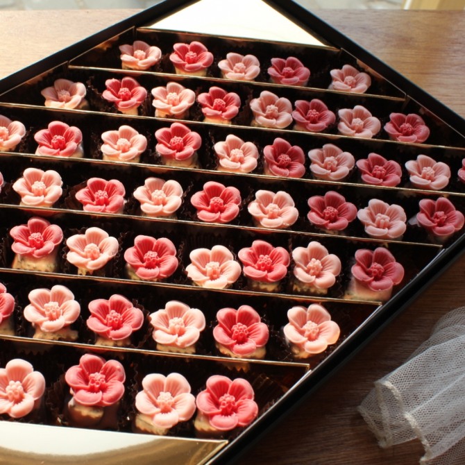 먹는 꽃다발로 유명한 '쇼콜리디아 벚꽃 브라우니'를 현대백화점 밸런타인데이 프로모션에서 만나볼 수 있다. 사진=현대백화점