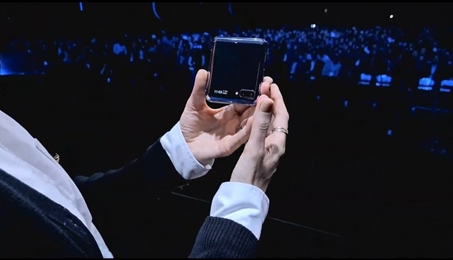 삼성의 레베가 허스트 제품마케팅 책임자가 11일(미현지시각) 샌프란시스코에서 삼성전자의 최신 폴더블폰 '갤럭시Z플립'을 소개하고 있다. 사진=삼성전자 실황 갈무리