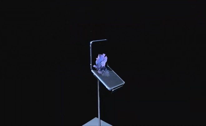삼성전자는 11일(미현지시각) 열린 2020년 상반기 신제품 발표회 '언팩'행사를 갤럭시Z폴드 화면을 띄우는 것으로 시작했다. 사진=삼성전자 실황 갈무리 
