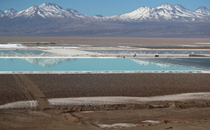 리튬 트라이앵글에 속한 칠레 북부 아타카마 염호. 사진=로이터