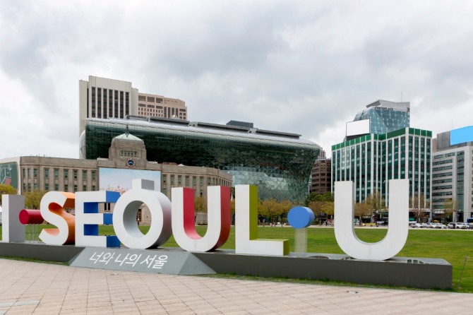 서울시가 신종 코로나바이러스 감염증 예방을 위해 자가격리된 시민에게 생필품과 주거비, 생계비 지원을 한다.서울시 청사 전경 