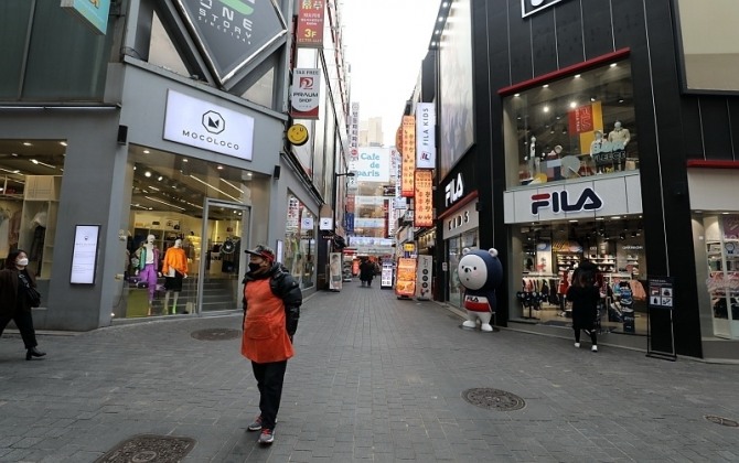 신종 코로나 바이러스가 확산되고 있는 가운데 지난 2일 오후 서울 중구 명동이 한산한 모습을 보이고 있다. 사진=뉴시스