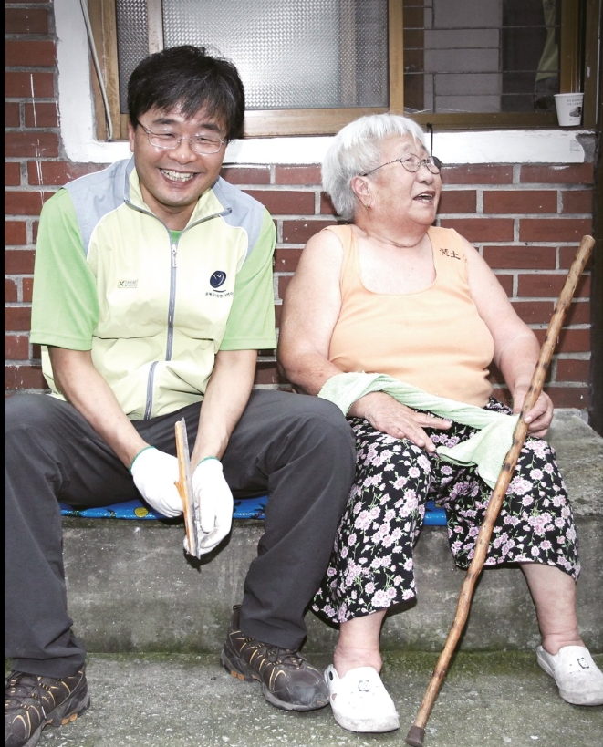 김우영 더불어 민주당 은평을 예비후보가 할머니와 이야기를 나누다가 크게 웃고 있다.