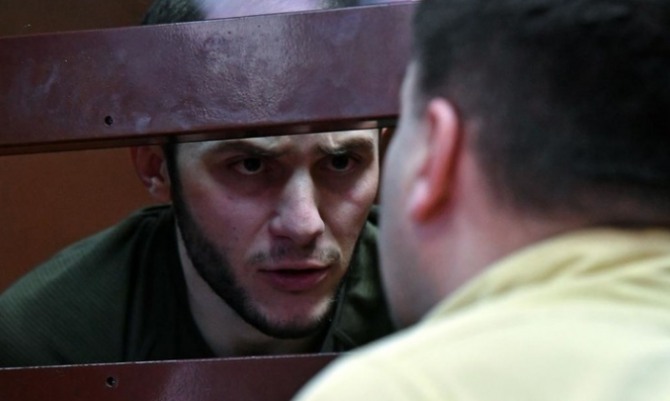 모스크바 지하철에서 코로나19 가짜 환자 행세를 하다 체포된 젊은 남성.