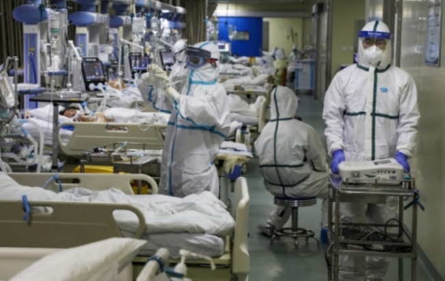 중국당국이 13일 발표한 ‘코로나19’ 사망·확진자 급증을 부른 집계방법 변경에 의혹이 증폭되고 있다. 사진은 중국 우한의 한 병원 집중치료실에서 의료진이 코로나19 환자들을 치료하고 있는 모습.