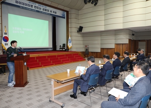 Sh수협은행이 13일 서울 송파구 수협은행 본사 2층 독도홀에서 개최한 ‘아침을 여는 강연’에서 김태훈 레이니스트(뱅크샐러드) 대표가 강연하고 있다. 사진=Sh수협은행