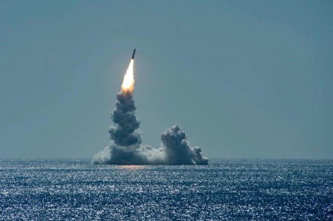 미해군 오하이오급 잠수함 메인함이 트라이던트2 미사일을 발사하고 있다. 사진=미해군