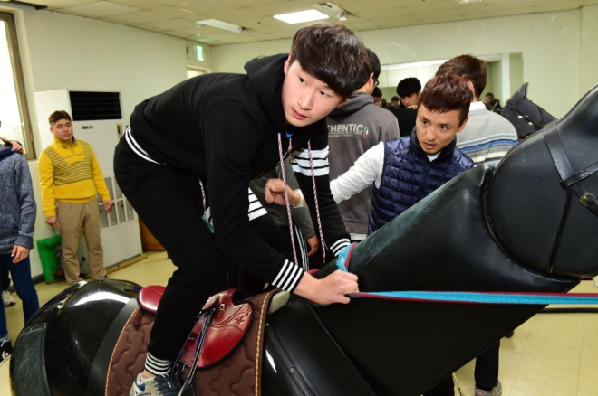 한국마사회 관계자가 경마 관련 교육을 하고 있다. 사진=한국마사회 