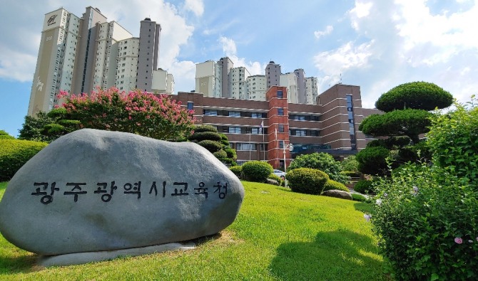 광주광역시교육청(교육감 장휘국)이 지난해 말 공직선거법 개정으로 만18세 이상 학생유권자(2002년4월16일 이전 출생)에게 선거권을 부여함으로써 ‘선거교육’을 ‘참정권교육’으로 명명하고 이에 따른 준비에 박차를 가하고 있다.